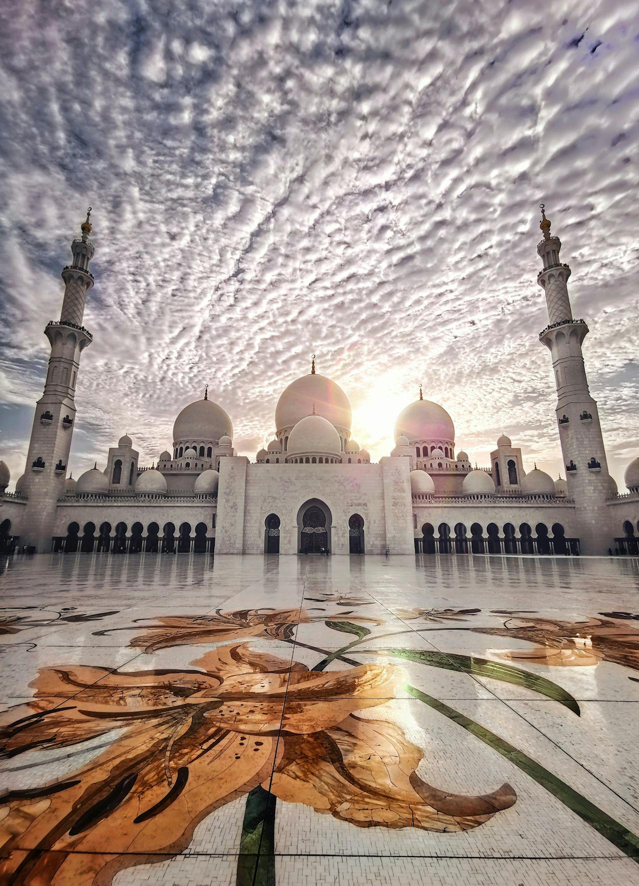 UAE Travel Guide – Explore Dubai, Abu Dhabi & Desert Adventures